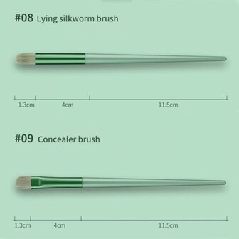 lying silkworm brush en concealer brush