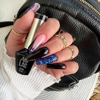 kobaltblauwe en fuchsia glitters op de nagels
