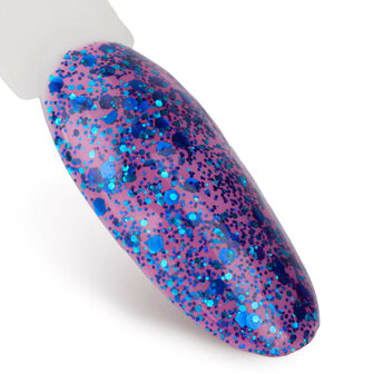 semi-transparante paars roze gellak met blauwe deeltjes voorbeeld