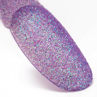paars glitter poeder op nageltip
