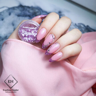 licht roze glitters op de nagels