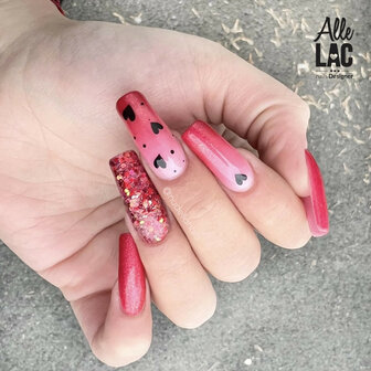 rood met gouden glitters op nagels