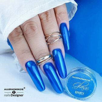 blauw chrome effect op de nagels