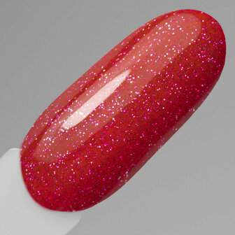Close-up van de diamantachtige flash glitter in de framboosrode gellak