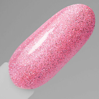 Showcase van de lichtroze kleur en glitters op de nagel.