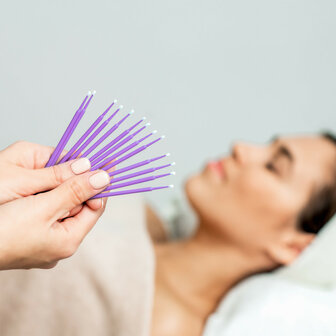 De microbrushes in een professionele salon setting met andere wimperproducten.