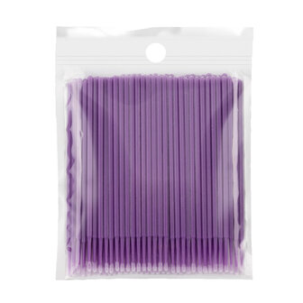 Verpakking met 100 stuks paarse microbrushes voor de wimperverzorging in een salon.