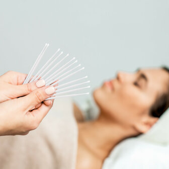 De microbrushes in een professionele salon setting.