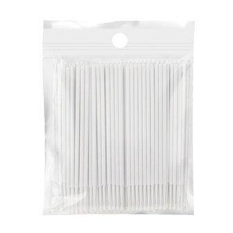Verpakking met 100 witte microbrushes voor de wimpers.