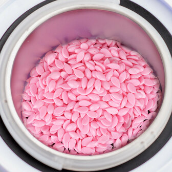  De wax smelt in een kleine waxverwarmer.