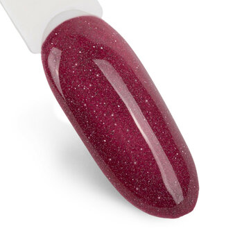 bordeauxroze gellak met shimmer effect op nageltip.