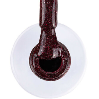 Open potje gellak met kwastje met bordeauxrode shimmer gellak.