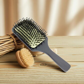 Houten paddle brush met zwijnenhaar - glad, glanzend en gezond haar - lifestyle
