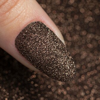 Bruine nagelglitter met metallic koperreflectie op nagels
