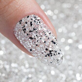 zilver witte confetti nagelglitters aangebracht als een Princess Nails look