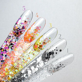 kleurstaal overzicht met nummer 1 als zilveren witte nail art mix