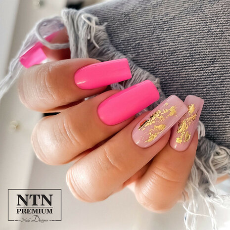 gellak neon roze op model