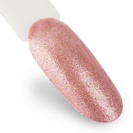 Oud roze nagellak voorbeeld op de nagels.