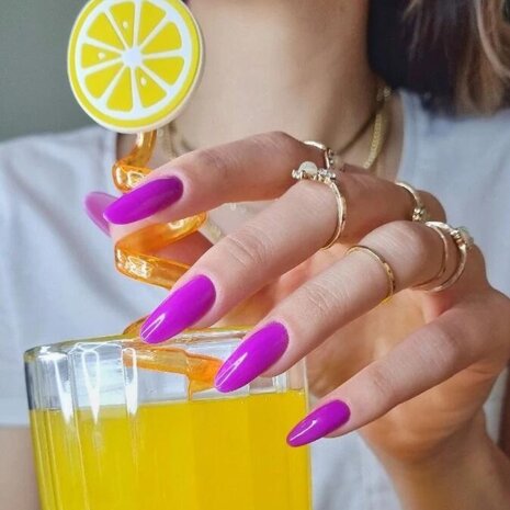 violet shadow voorbeeld op nagels