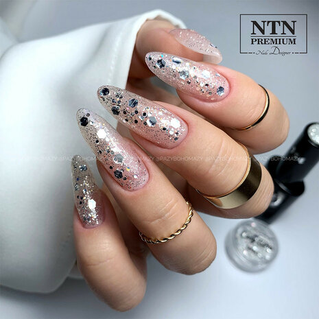 transparante gellak met zilveren glitters op nagels