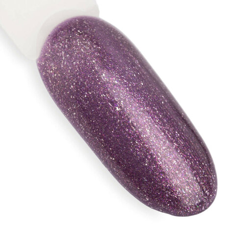 paarse gellak met glitters op nageltip