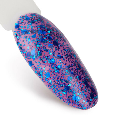 semi-transparante paars roze gellak met blauwe deeltjes voorbeeld