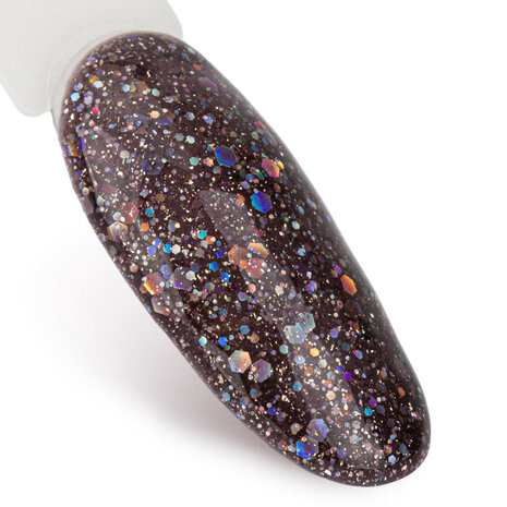 donkerbruine gellak met glitters op nagel