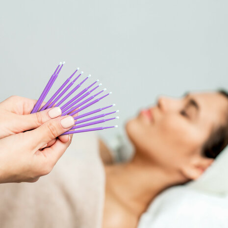 De microbrushes in een professionele salon setting met andere wimperproducten.