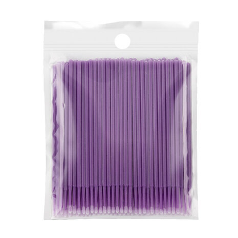 Verpakking met 100 stuks paarse microbrushes voor de wimperverzorging in een salon.