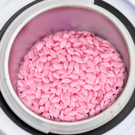  De wax smelt in een kleine waxverwarmer.