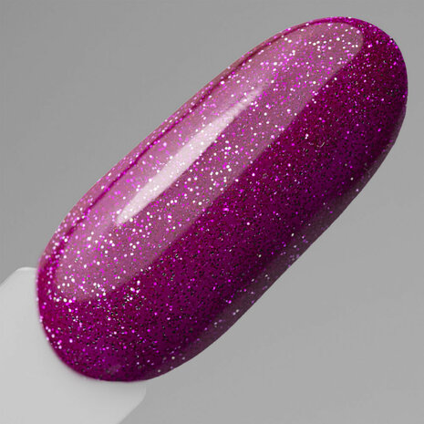Paarse gellak met glitters voorbeeld op nageltip.