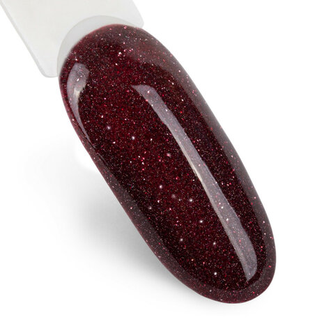 Diepe bordeauxrode  gellak met shimmer effect op nagel.