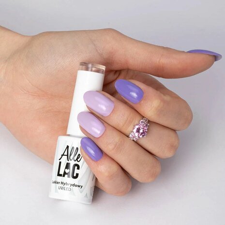 Professionele pastel lila gellak op de nagels.
