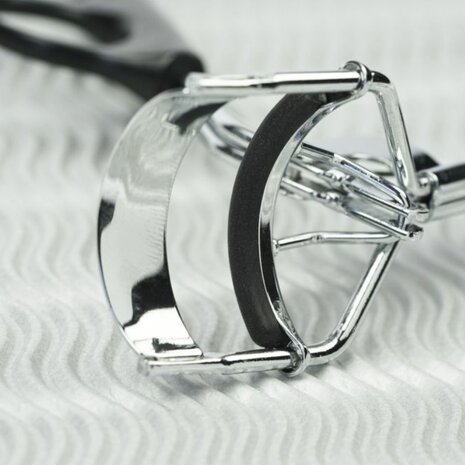 close-up van eyelash curler