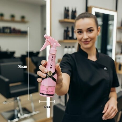 model in kapsalon met wijn waterspuit