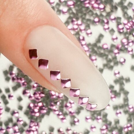 vierkante nagel studs als lijnpatroon op nagel
