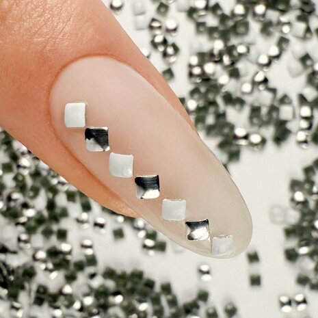 vierkante witte en zilveren shinepins op nagel