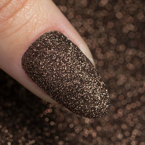 Bruine nagelglitter met metallic koperreflectie op nagels
