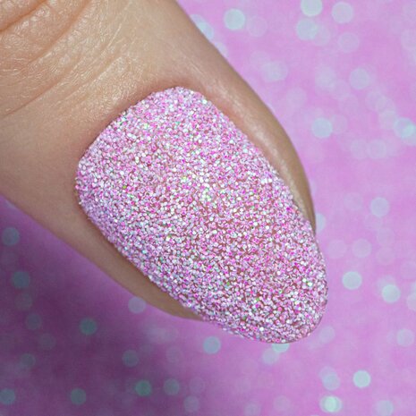 Pastelroze nagelglitters als sugar effect op nagel