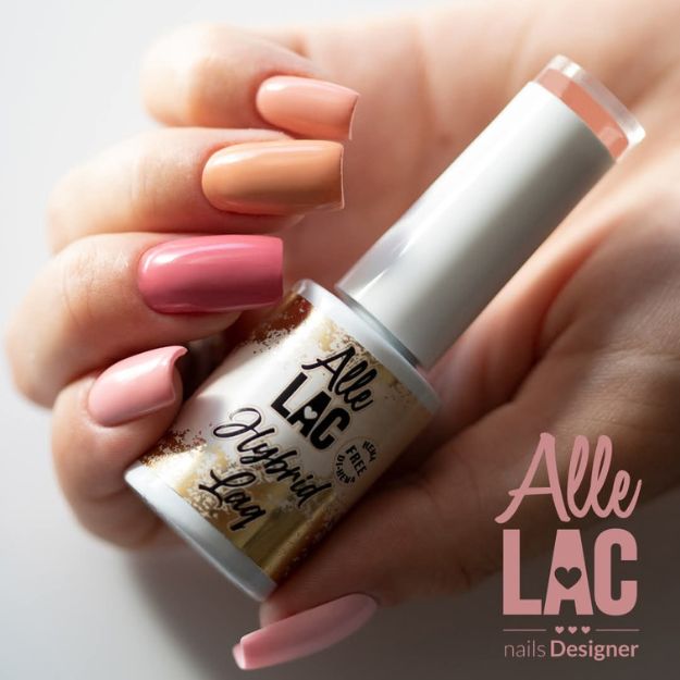 Flesje AlleLac gellak in hand met AlleLac kleuren op de nagels