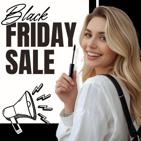 Black Friday Beauty Deals: Vrouwelijk model lacht, toont mascara en draagt een shoptas voor cosmetica en make-up.