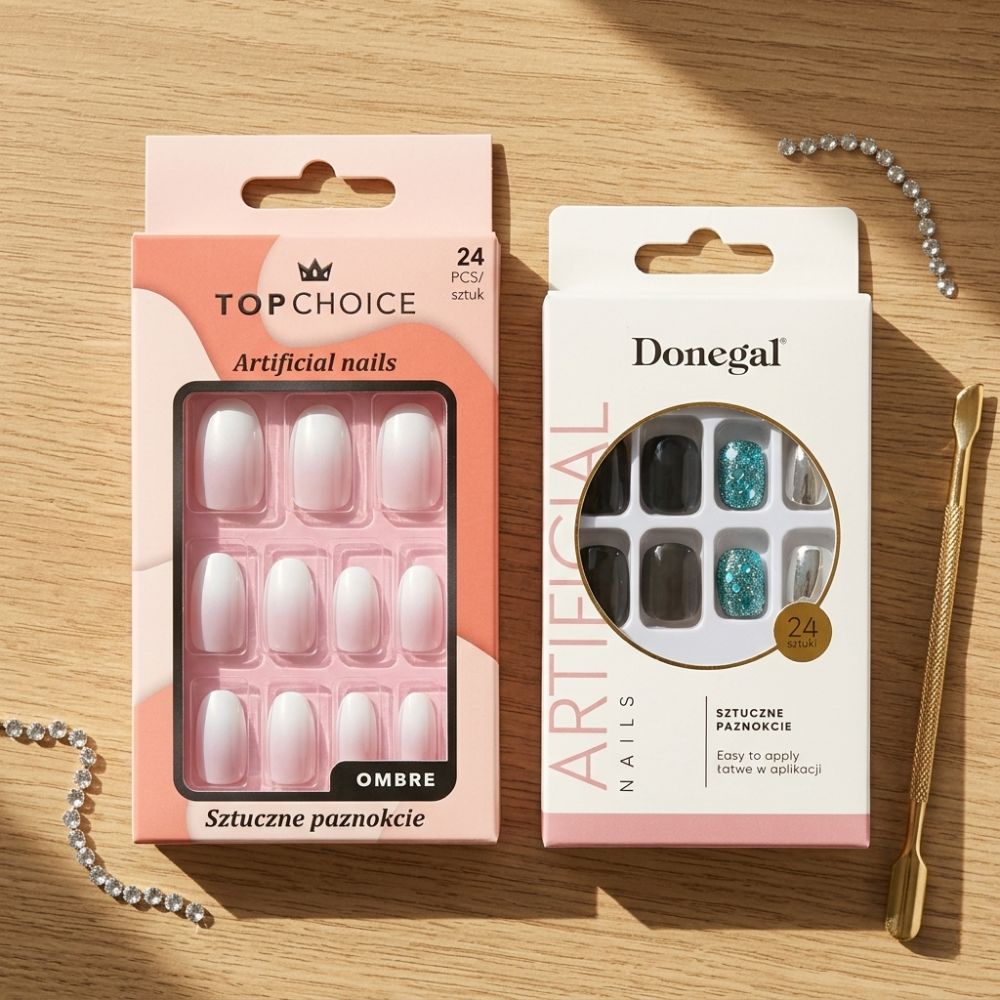 French ombre kunstnagels om zelf te plakken op houten tafel van de merken Top Choice en Donegal